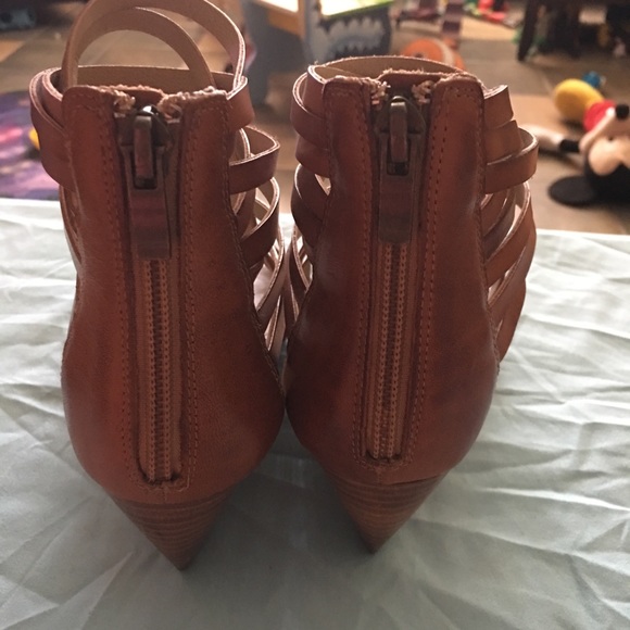 💗💗💗SOLD💗💗💗Levity wedge heel strappy sandals - Picture 4 of 5